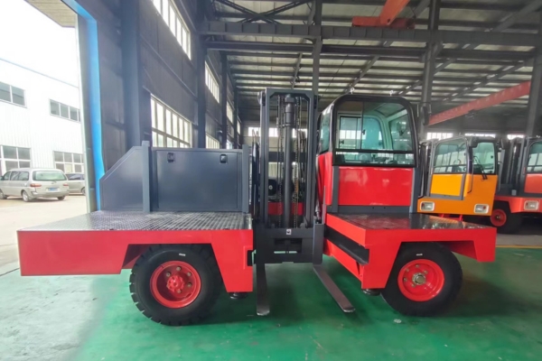 Diesel-Seitenlader-Gabelstapler SOCMA HNS100 für die Handhabung langer Objekte