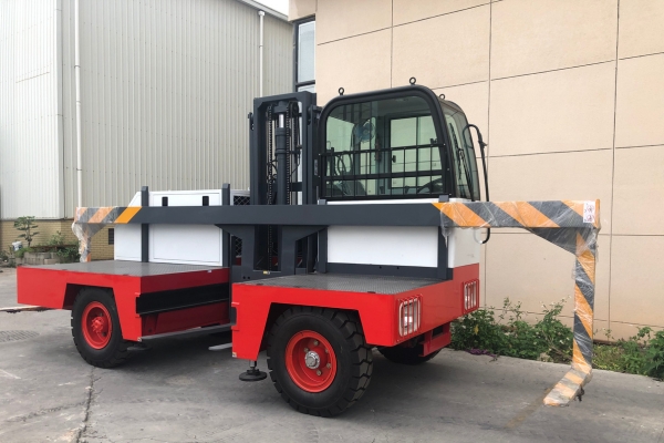 Elektrischer Seitenlader-Gabelstapler SOCMA HNS30EL für die Handhabung langer Objekte