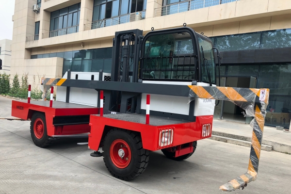 Elektrischer Seitenlader-Gabelstapler SOCMA HNS30EL für die Handhabung langer Objekte